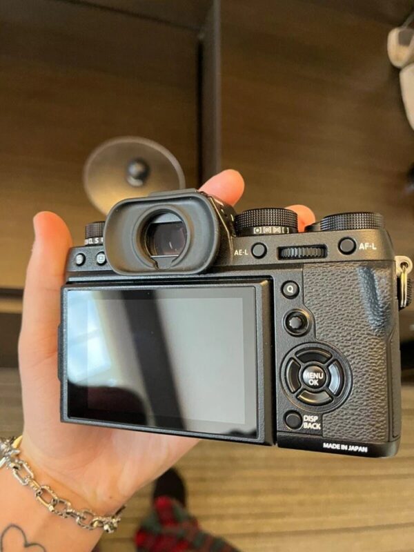 Fujifilm XT2, Black Mirrorless, Fujinon 18-55mm lens, Fujinon 35mm lens - Image 4